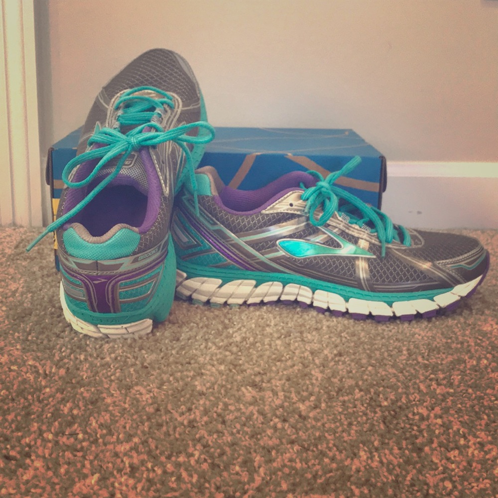 Brooks Defyance women’s running shoes, size 9.5